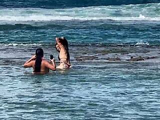 duas latinas lindas beijando na praia da enseada dos corais