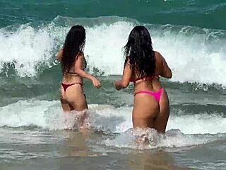 duas latinas lindas beijando na praia da enseada dos corais