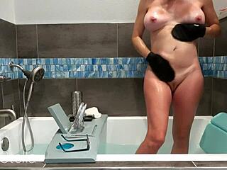 milf stella shaves pussy and body while bathing e01 😍🛁