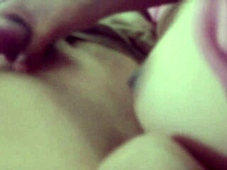 mi madrastra me pilló viendo porno y me hizo una paja hasta sacarme toda la leche