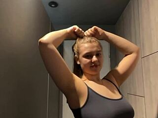 damn i'm squirtin multiple times cumming hard wit my fat ass bouncin in tight leggings outside