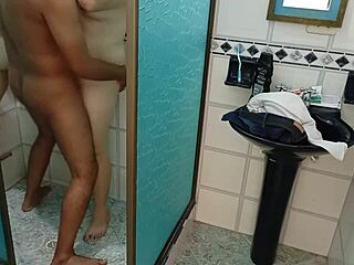 la puse camara oculta en baño la vi quitarse tanga me pajeé y accidental acabé follando su culo