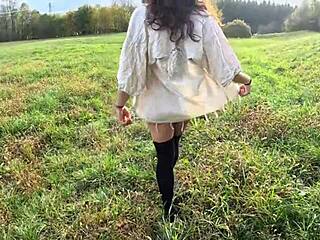 Riisuun alastomaksi kävellessä luonnossa naapurit bongaa mun märkää valuvan pillun