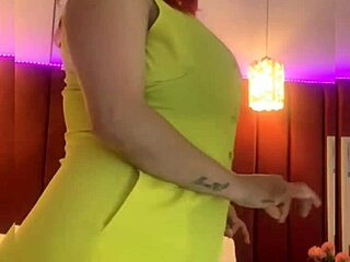 Mature BBW tempts kitchen licks