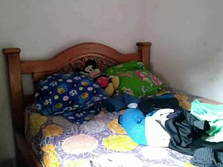 A la puta de mi amiga le chupa culos con ganas calientes