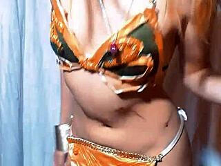 Bonneyuwu Cosplays Sexy Leia in Star Wars Softcore