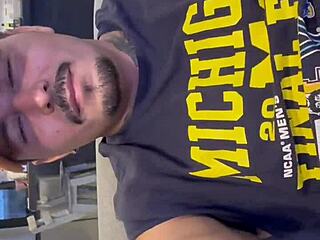 Damn muscular Mexican bodybuilder babe masturbates her small waist solo fire 🔥💪