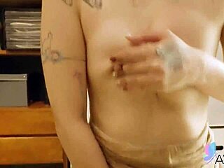 kinesisk kontorsfru fuskar rider älskarens kuk doggy