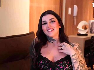 duas morenas tatuadas chupam bucetas molhadas com orgasmo anal e oral