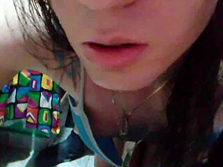 ay nooo... esta ladyboy colombiana castigada se deja follar anal en su cuarto grabando a escondidas esa cita facebook...