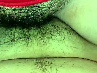 jugando con coño hermanastra como lo tiene grande jugoso