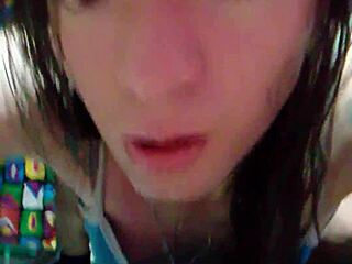 ay nooo... esta ladyboy colombiana castigada se deja follar anal en su cuarto grabando a escondidas esa cita facebook...