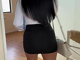 Asesora Inmobiliaria Novata Folla Con Cliente En Casa Para Primera Venta Facial