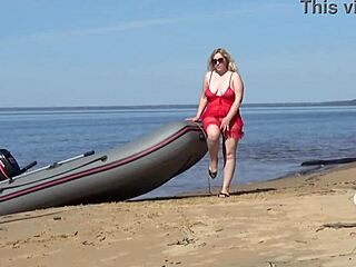 curvy milf flaunts her juicy beach ass seductively