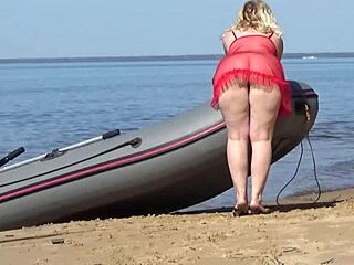 curvy milf flaunts her juicy beach ass seductively