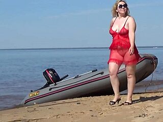 curvy milf flaunts her juicy beach ass seductively