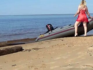 curvy milf flaunts her juicy beach ass seductively