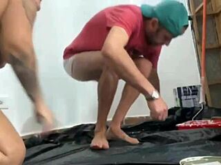 Paguei o pintor mostrando a buceta e ele gozou porra quente nos meus peitos nos bastidores