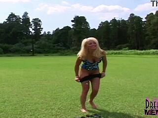 Blonde's Thrilling Tampa Outdoor Flash bares Shaved Pussy