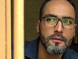 se tem um homem feliz nesse mundo é esse corno voyeur cuckold