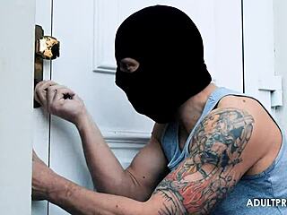 Thieves turn burglary into wild 4some facefucking orgy!