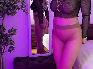 Milf rips tights wide for curvy ass tease explosion