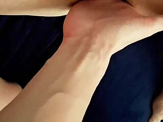 ru na prce a mokr orgasmus p etelkyn squirts prettily with wet pussy fingering
