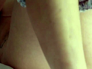 Joy szépség ujjazza bimbóit és élvez nagy természetes cicikkel dildó vibrátor orgazmussal