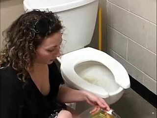 i'm like, obsessed with this pretty babe's peeing and hot ass show-off... ugh