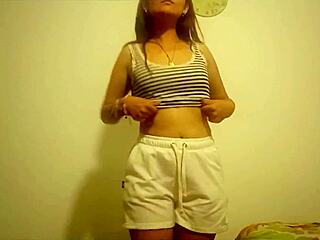 Bella mexicana ninfomana fingers wet pussy outdoors