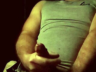 god i love watching my slo-mo cumshot explode from this muscular body