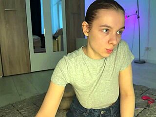 Teen Fingers Pussy Live On Webcam!