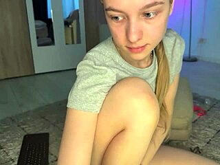 Teen Fingers Pussy Live On Webcam!