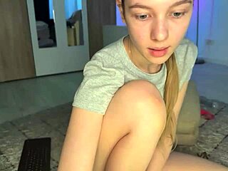 Teen Fingers Pussy Live On Webcam!