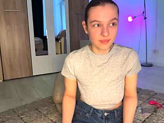Teen Fingers Pussy Live On Webcam!