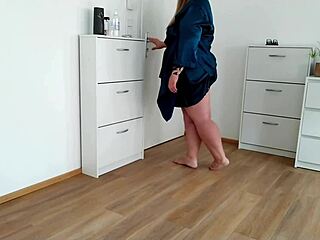 a delivery mix-up leaves cum dripping down that mature milf's fat ass after doggystyle.