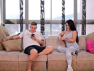 belle milf baise profond le gros sexe timide du beau-frère dans sa chatte trempée mari nul