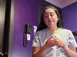 Doctora caliente recibe facial en consulta privada