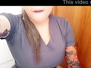 Madrastra's strange bathroom behavior turns erotic as she fingers big pussy homemade