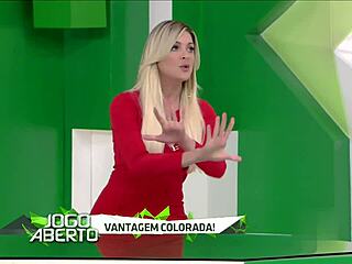 WOW RENATA FAN FLASHES SEXY GLAMOROUS RED CLEAVAGE IN OPEN GAME!