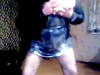 Watch horny milf klaudiaambergirl's erotic dance turn into hot fisting masturbation!