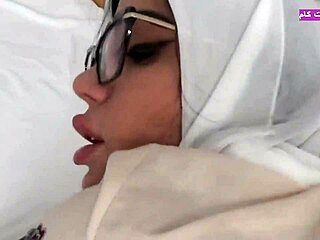 Watch this big ass Arab milf take homemade cumshot pounding