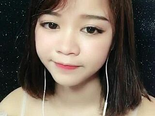 Sultry Korean uplive star việt h�ng bares sexy body on full livestream