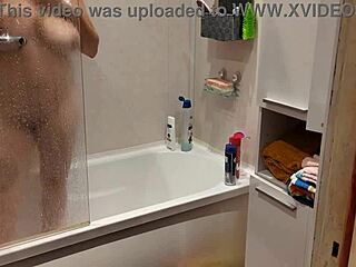 uh i caught stepsis showering her wet tits and pussy...