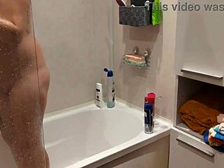 uh i caught stepsis showering her wet tits and pussy...
