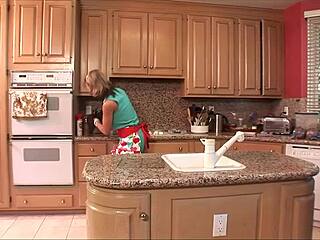 imagine pounding this stocking housewife doggystyle on the desk 😈 creampie finish!