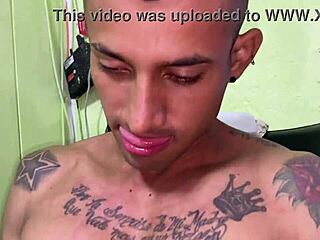 le follo el coño a la jefa de mi mujer... esta sola en oficina y se pone caliente