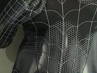 ngentotin cosplay spiderman cewek hitam creampie memek berkali kali indonesia