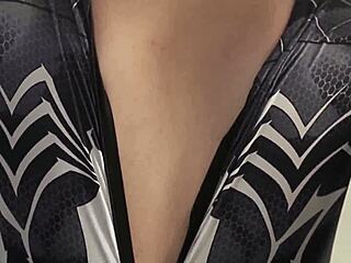 ngentotin cosplay spiderman cewek hitam creampie memek berkali kali indonesia