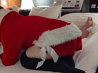 Whoa, Cute Santa Cosplay Girl's Juicy Pussy Takes Raw Creampie!